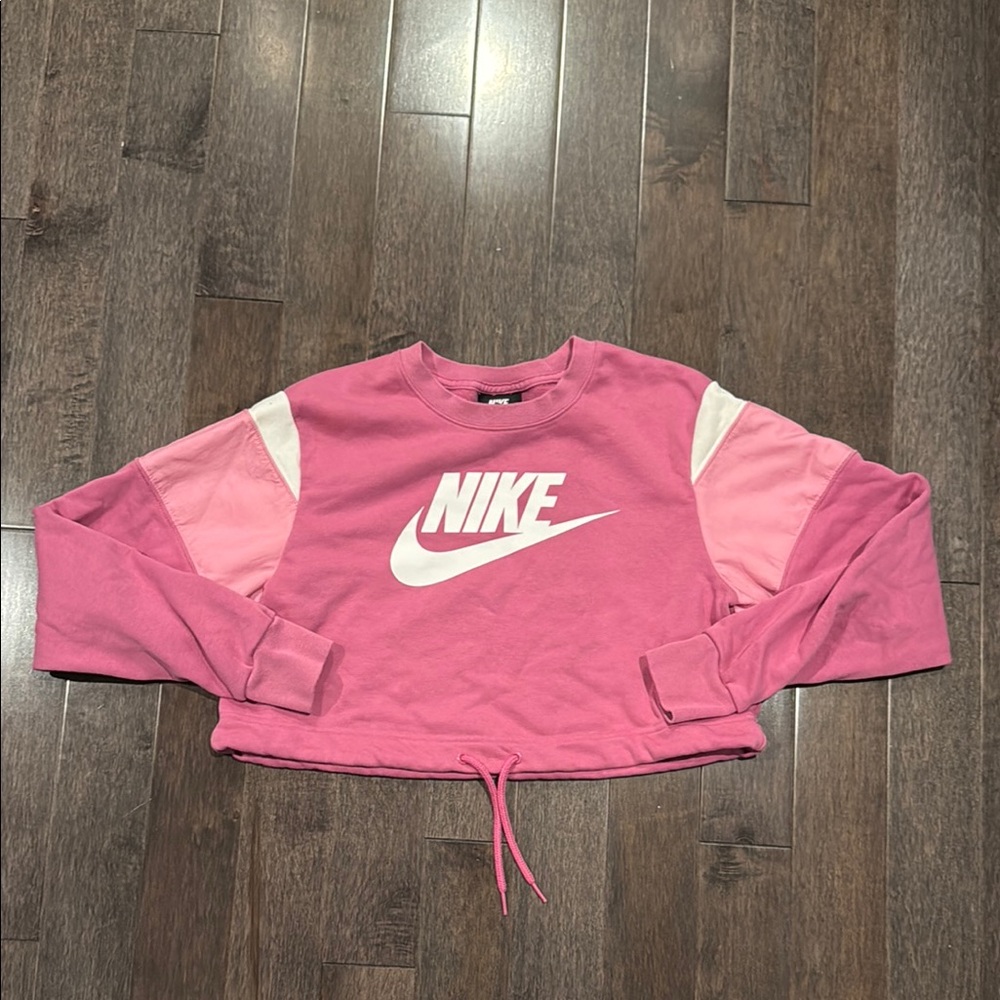 Women’s XS Cropped Nike Tee